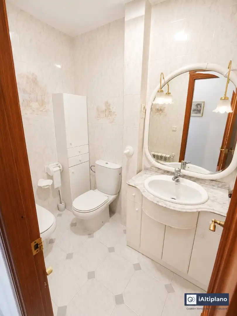 Baño de Piso en venta en Baza con Calefacción, Terraza y Trastero