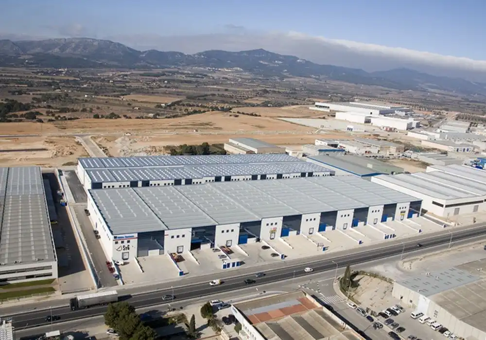 Außenansicht von Fabrikhallen zur Miete in Valls