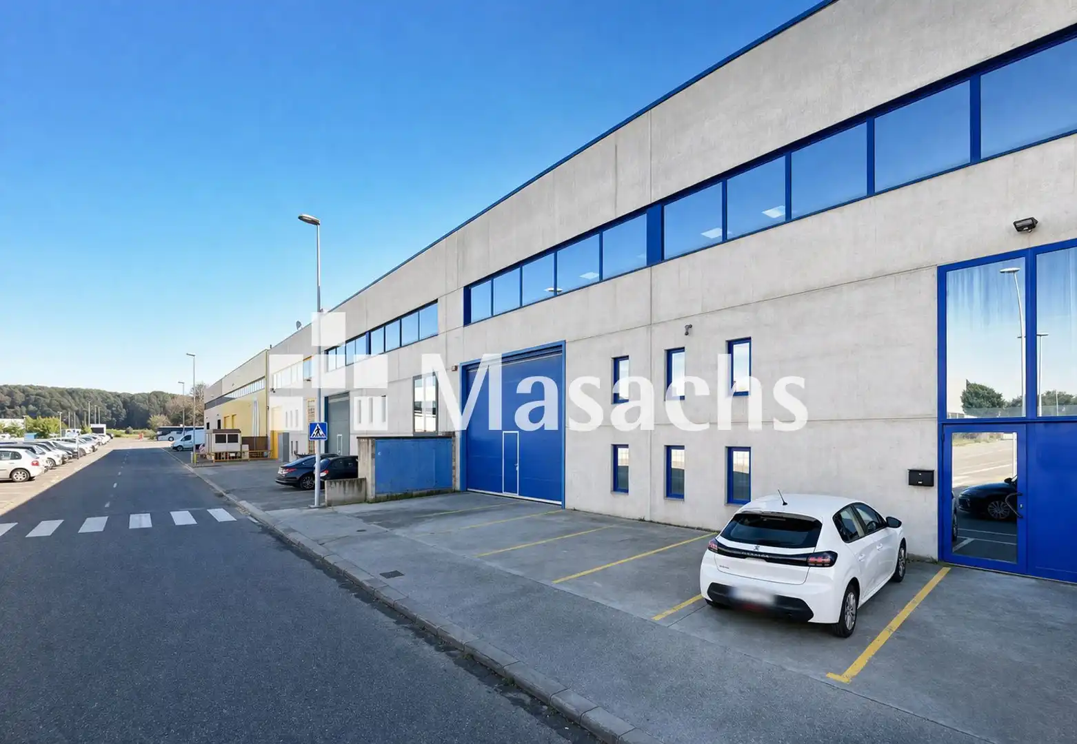 Außenansicht von Fabrikhallen zur Miete in Campllong