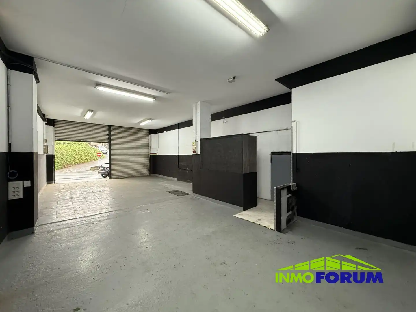 Parking of Commercial properties for sale in Cambre 