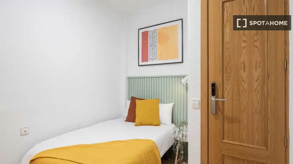 Bedroom of Flat for share in Madrid  with Air Conditioner, Terrace and Furnished