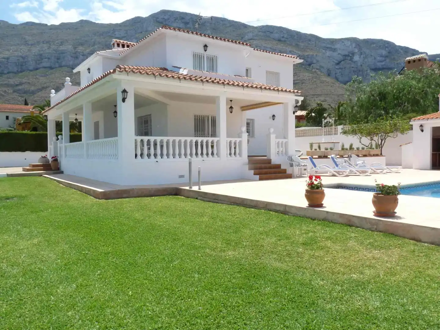Vista exterior de Casa o xalet de lloguer en Dénia amb Aire condicionat, Jardí privat i Terrassa