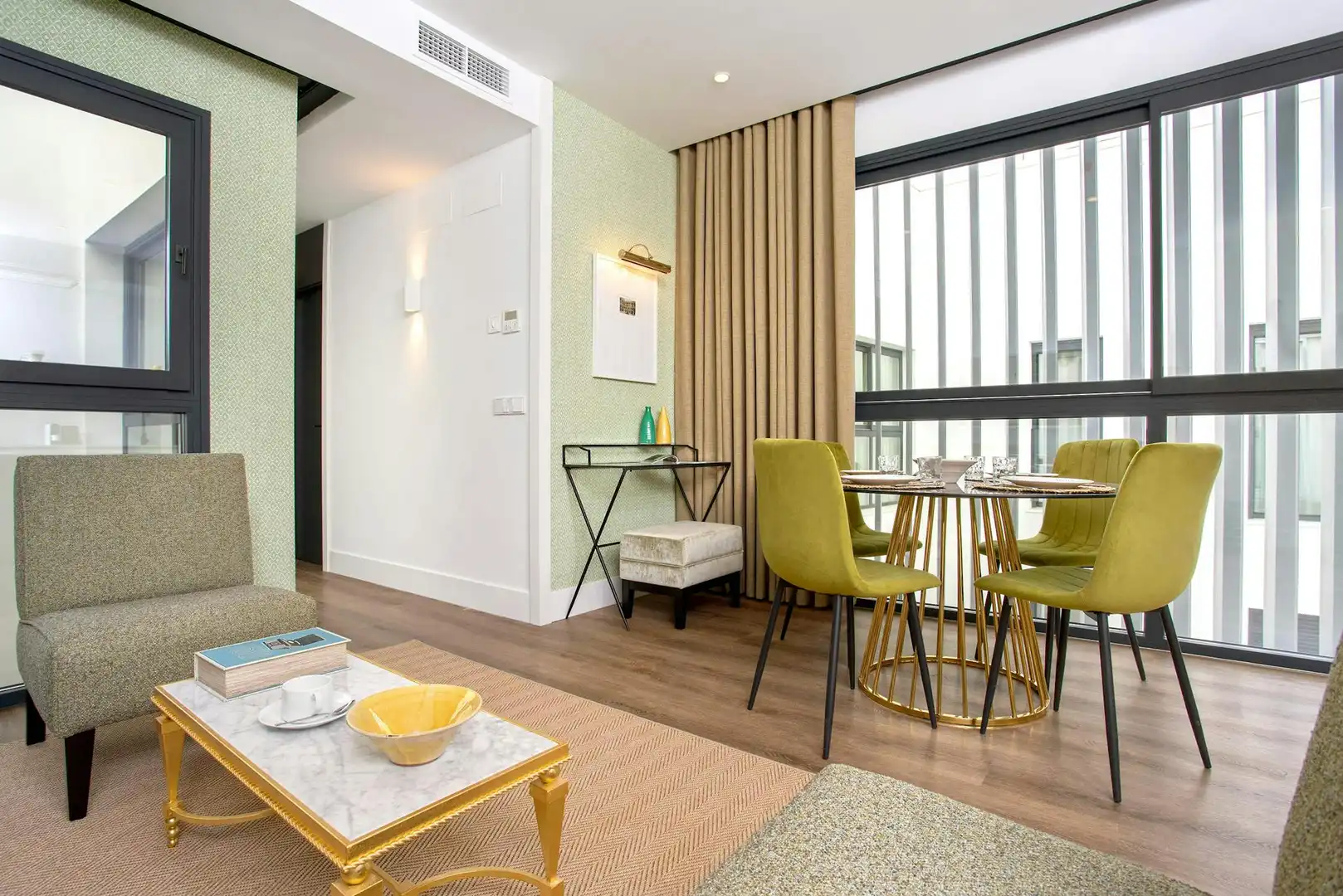 Living room of Flat for rent in Sevilla  with Air Conditioner, Heating and Washing machine