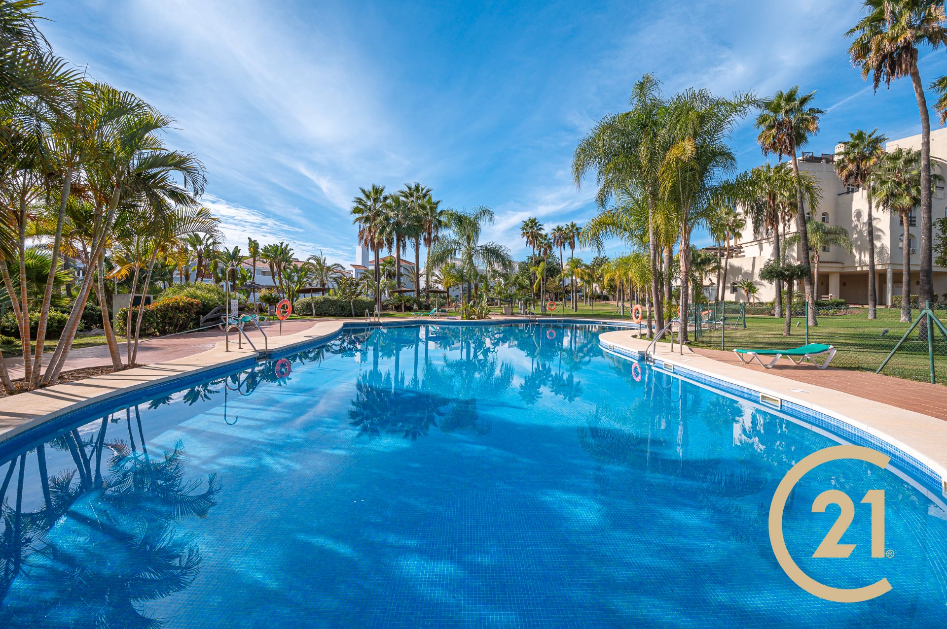 Piscina de Planta baixa en venda en Estepona amb Aire condicionat, Terrassa i Moblat