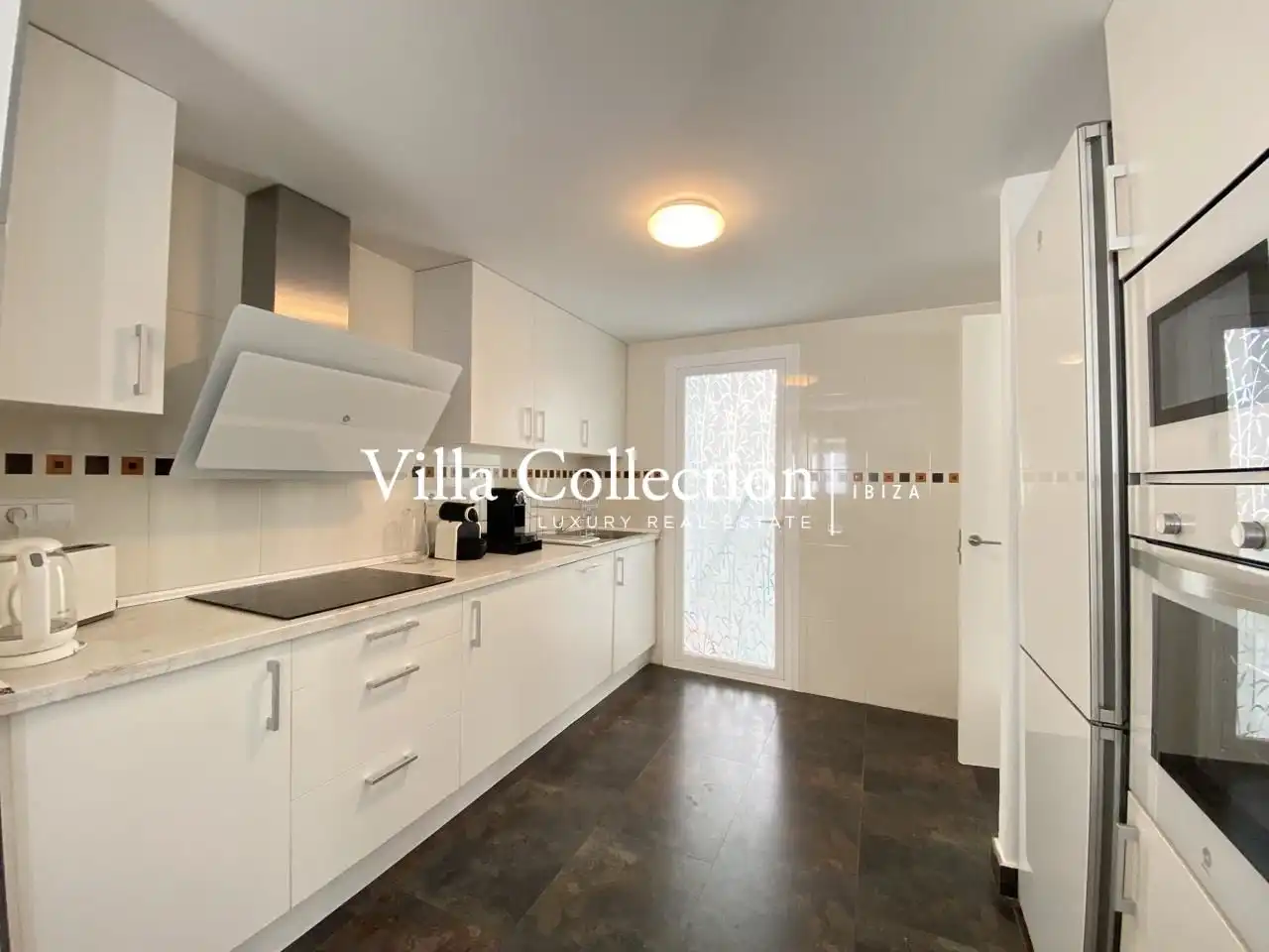Küche von Einfamilien-Reihenhaus zum Verkauf in Sant Josep de sa Talaia mit Privatgarten, Terrasse und Schwimmbad