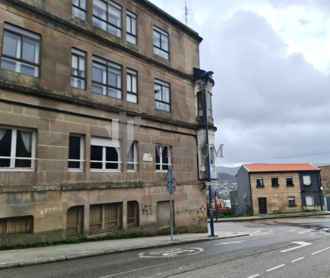 Vista exterior de Edifici en venda en Vigo 