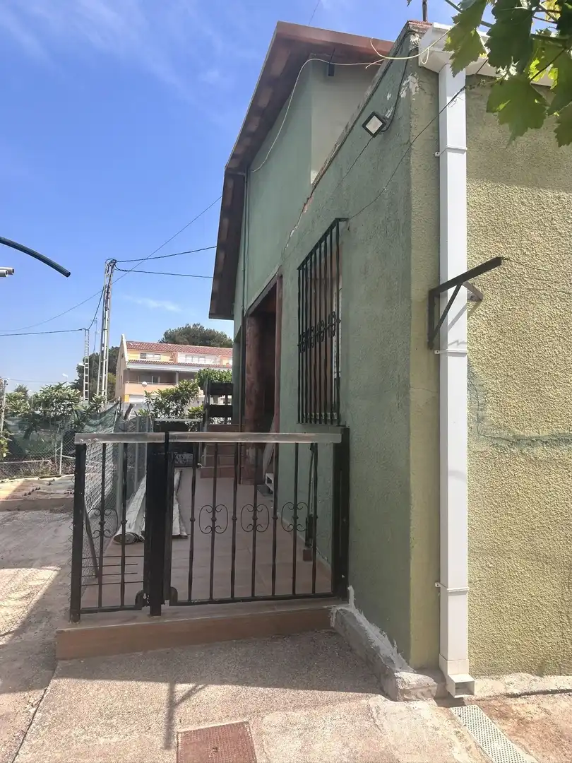 Vista exterior de Casa o xalet en venda en Sagunto / Sagunt amb Aire condicionat, Calefacció i Jardí privat