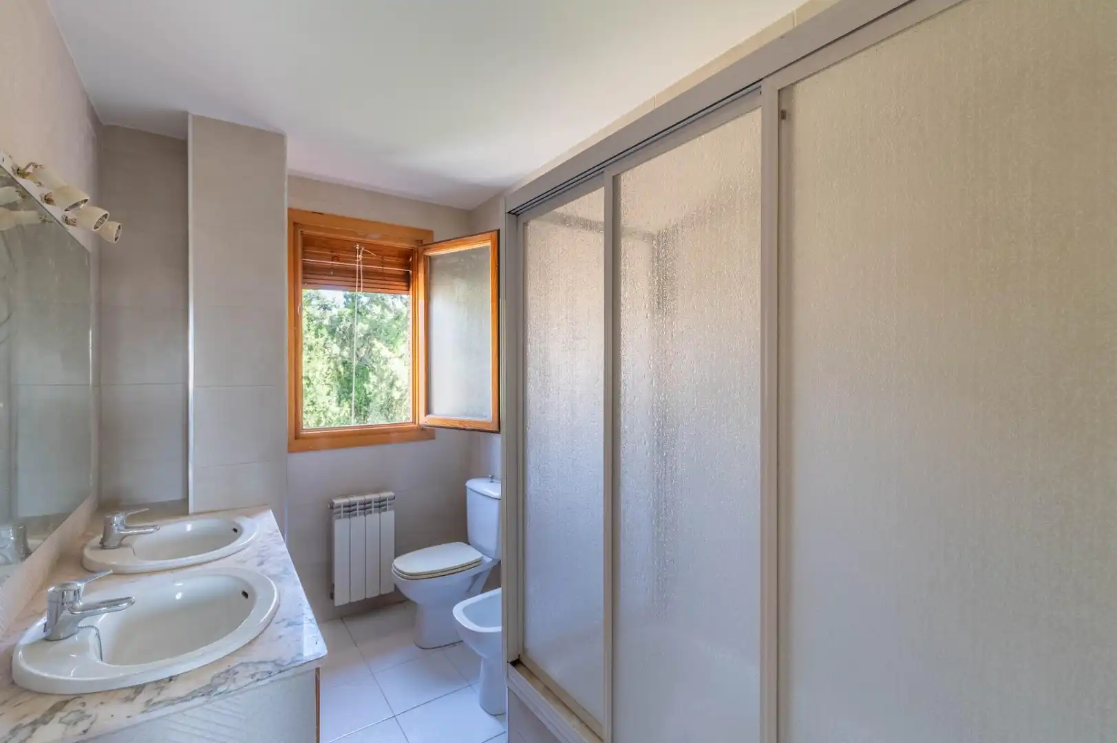 Bany de Casa o xalet en venda en Las Gabias amb Calefacció, Jardí privat i Terrassa