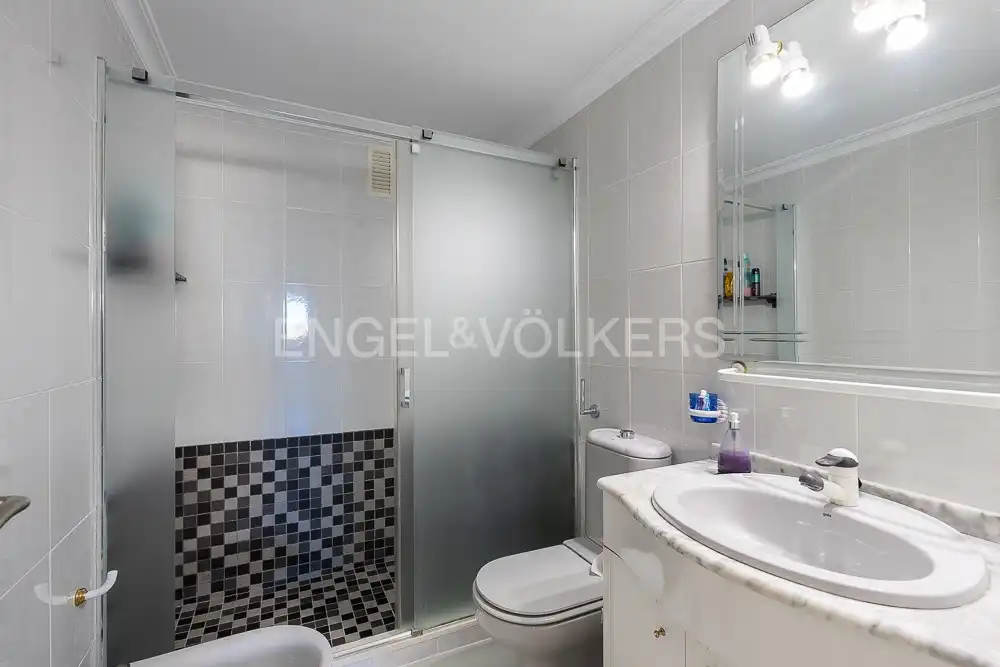 Badezimmer von Wohnung zum Verkauf in Valencia mit Heizung, Privatgarten und Terrasse