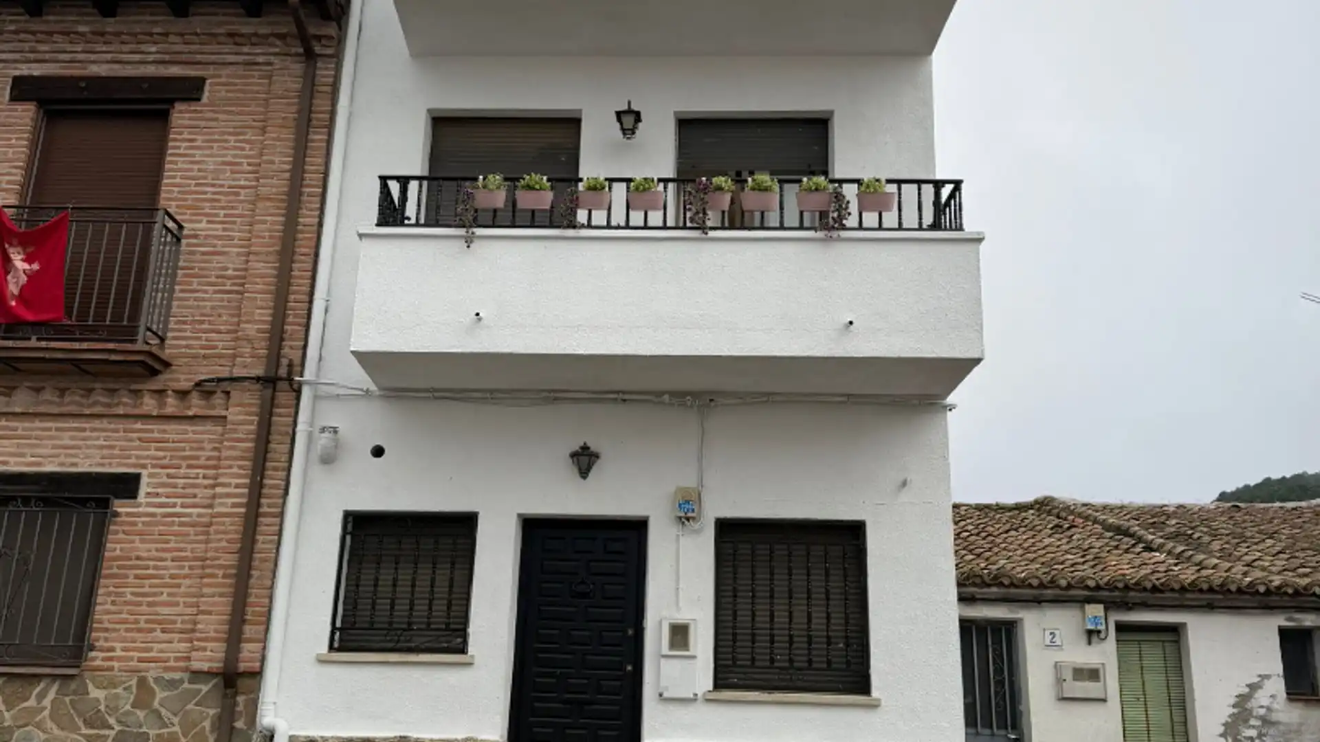 Vista exterior de Casa o xalet en venda en Navamorcuende amb Calefacció, Terrassa i Moblat