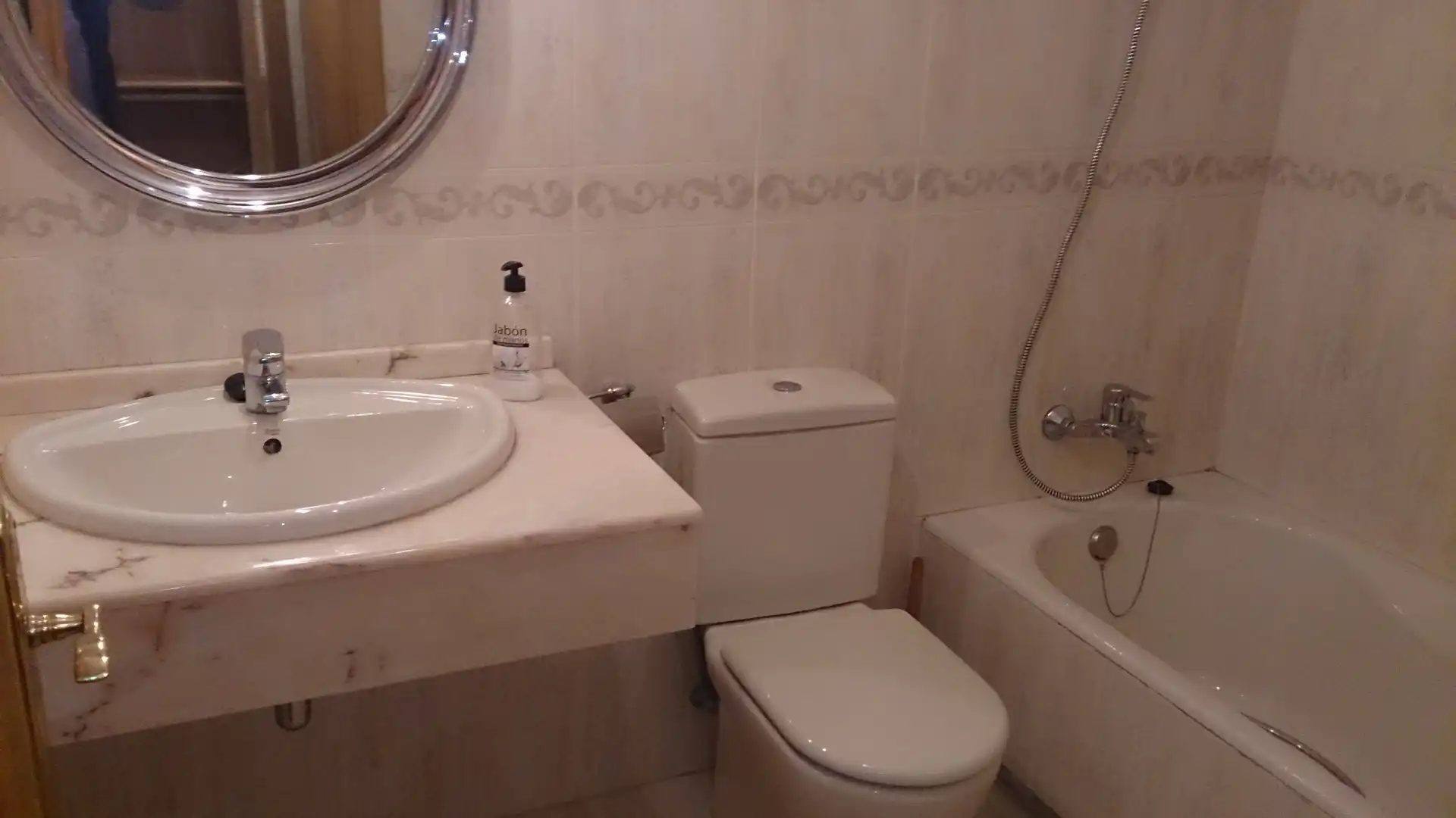 Badezimmer von Wohnung zur Miete in Zaragoza mit Klimaanlage, Heizung und Parkett