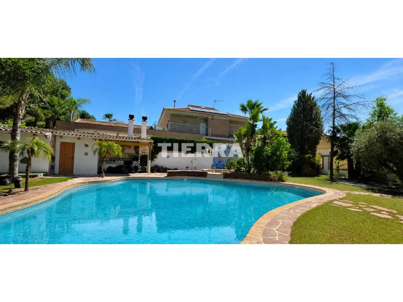 Chalet con piscina en venta en Calle los lirios