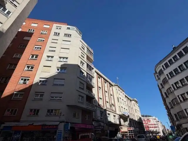 Vista exterior de Piso en venta en León Capital  con Calefacción, Parquet y Terraza
