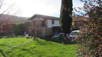 Vista exterior de Casa o xalet en venda en Castañeda amb Calefacció, Jardí privat i Parquet