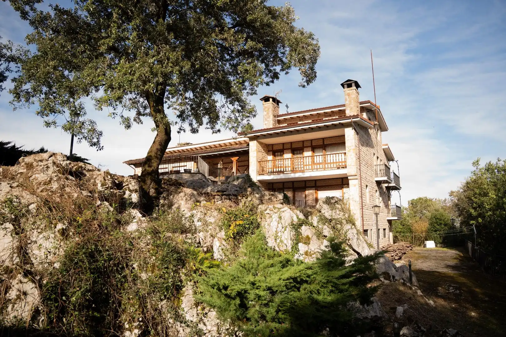 Vista exterior de Casa o xalet en venda en Villaescusa (Cantabria) amb Calefacció, Jardí privat i Terrassa