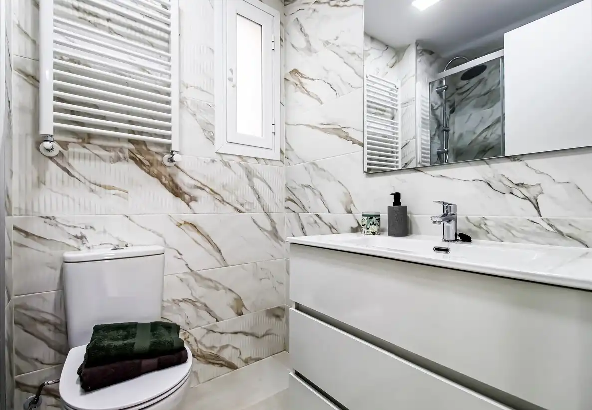 Bathroom of Flat for sale in Madrid  with Air Conditioner, Heating and Terrace