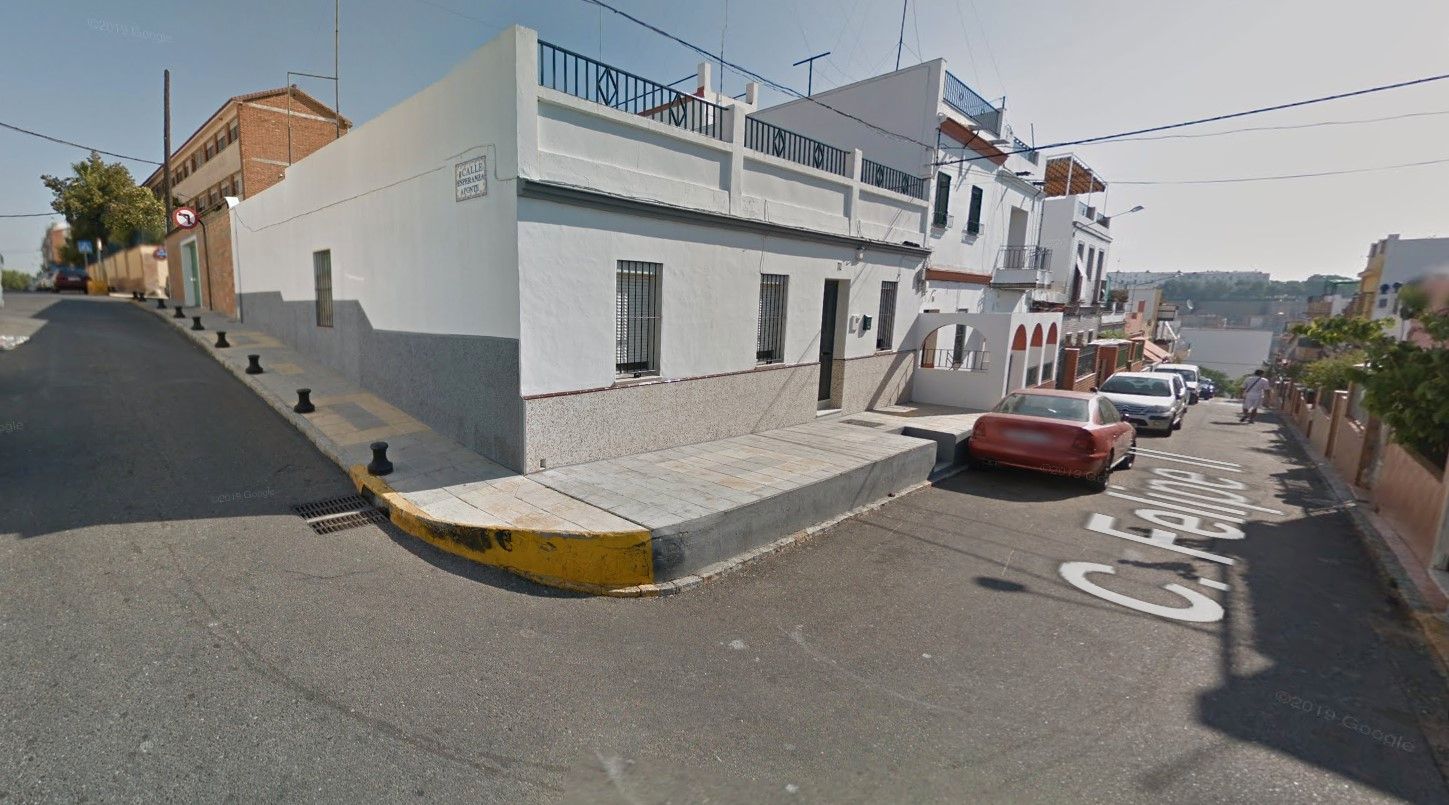 Vista exterior de Casa adosada en venda en San Juan de Aznalfarache amb Terrassa i Traster