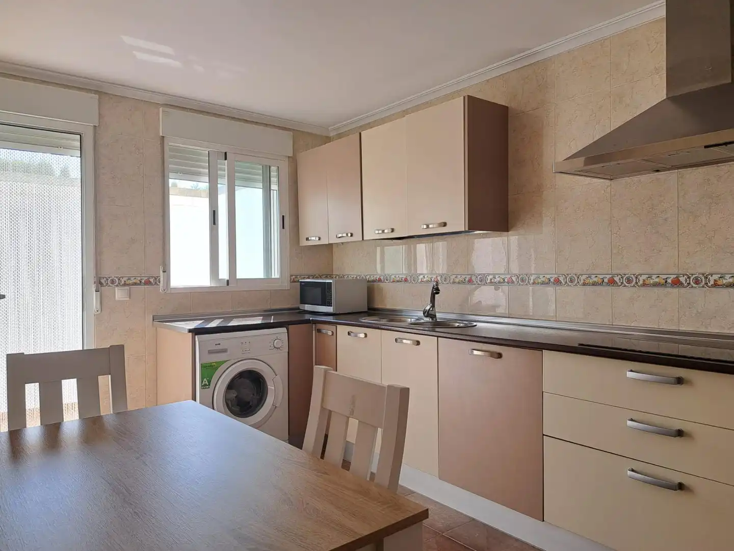 Cocina de Casa adosada en venta en Requena con Calefacción, Terraza y Trastero