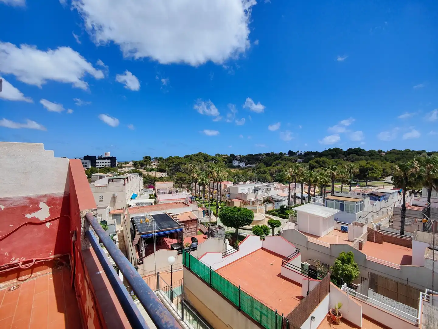 Außenansicht von Einfamilien-Reihenhaus zum Verkauf in Torrevieja mit Klimaanlage, Privatgarten und Terrasse
