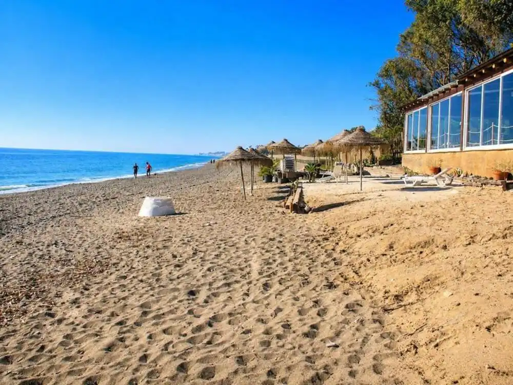 Vista exterior de Apartament de lloguer en Estepona amb Aire condicionat, Terrassa i Piscina