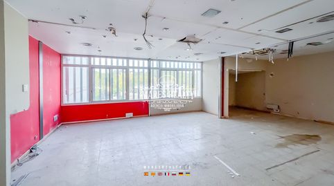 Venta una nave con parking para 20 coches dentro de la ciudad de Lloret de Mar.