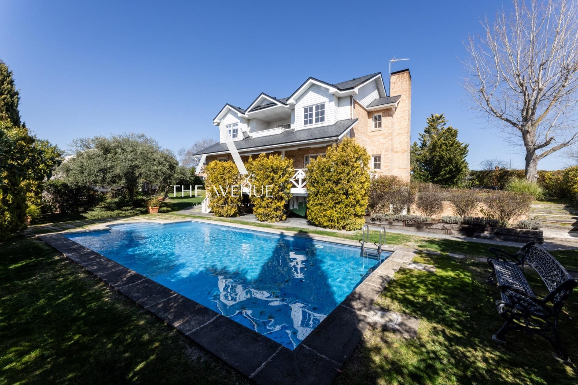 Vista exterior de Casa o xalet en venda en Boadilla del Monte amb Jardí privat i Piscina comunitària