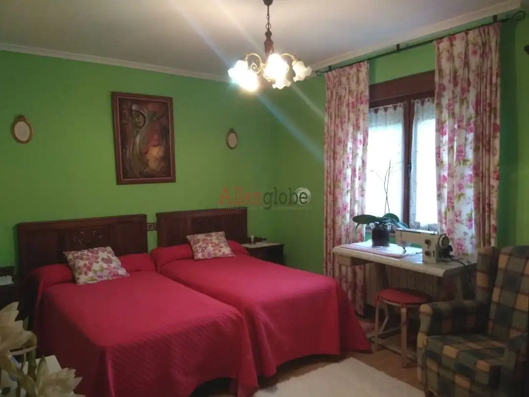 Habitación de Casa o chalet en venta en Nava con Calefacción, Terraza y Balcón