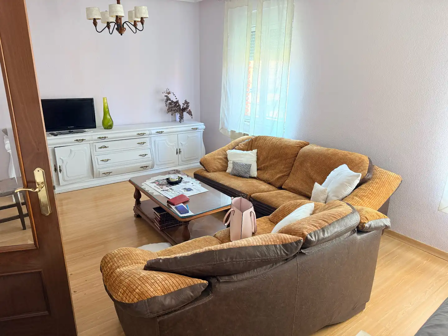 Sala d'estar de Apartament de lloguer en León Capital  amb Calefacció, Moblat i Forn