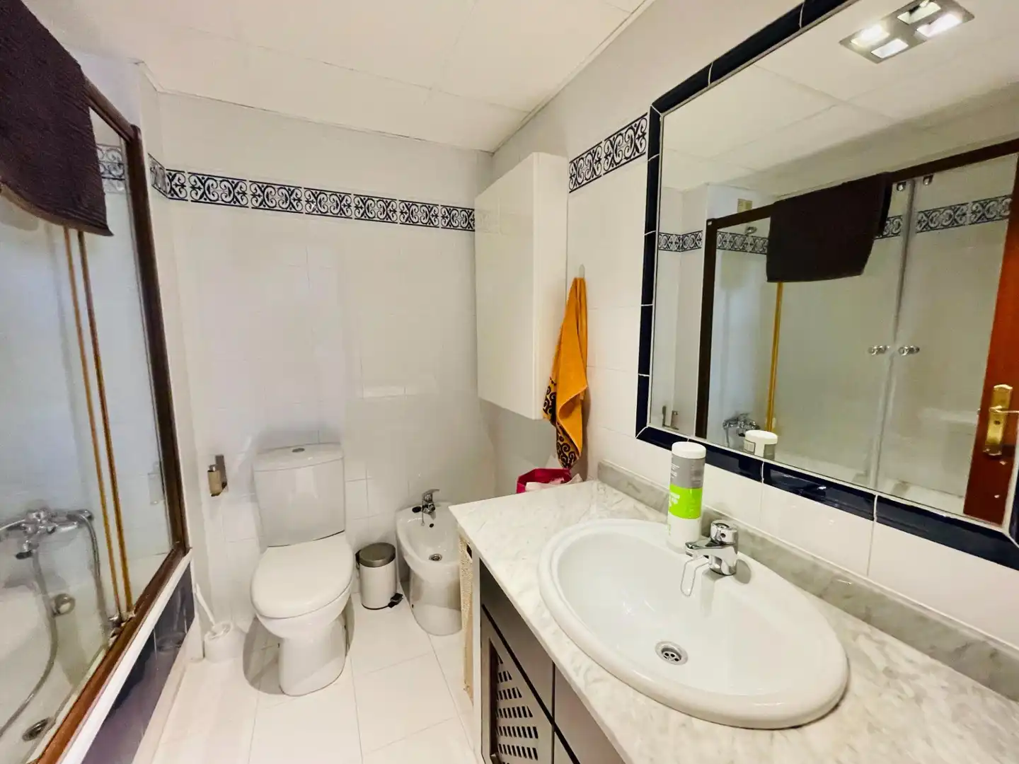 Bany de Apartament en venda en Torrevieja amb Jardí privat, Terrassa i Moblat