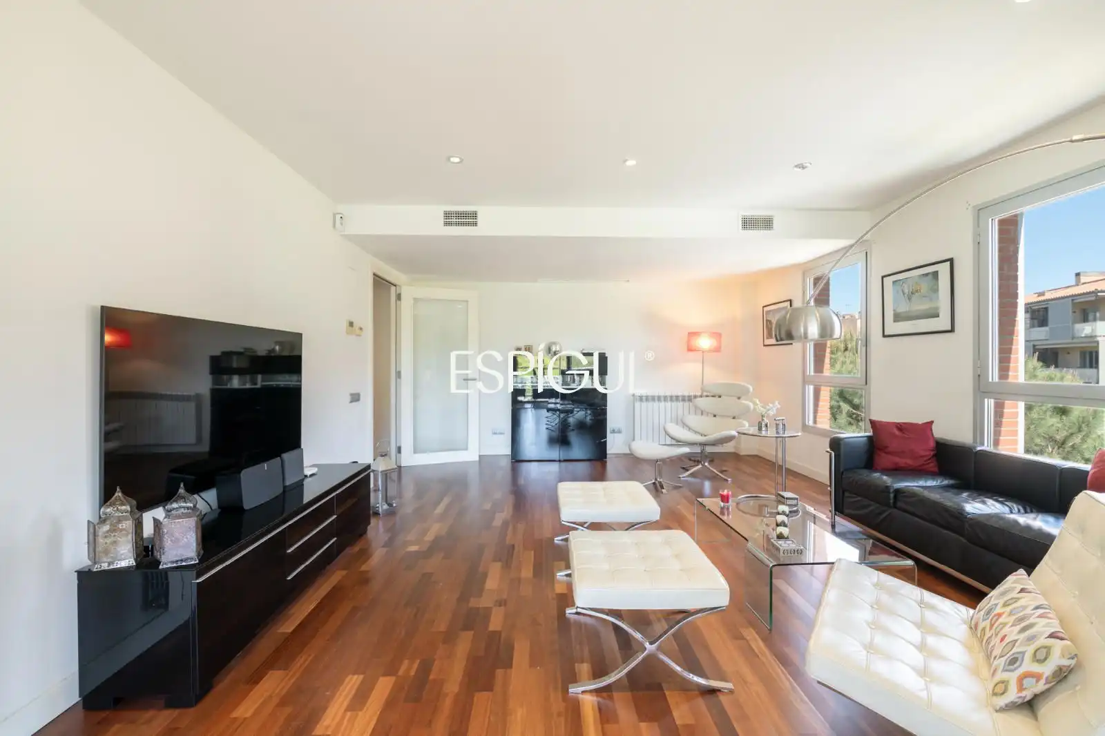 Living room of Flat for sale in Sant Cugat del Vallès  with Air Conditioner, Heating and Parquet flooring