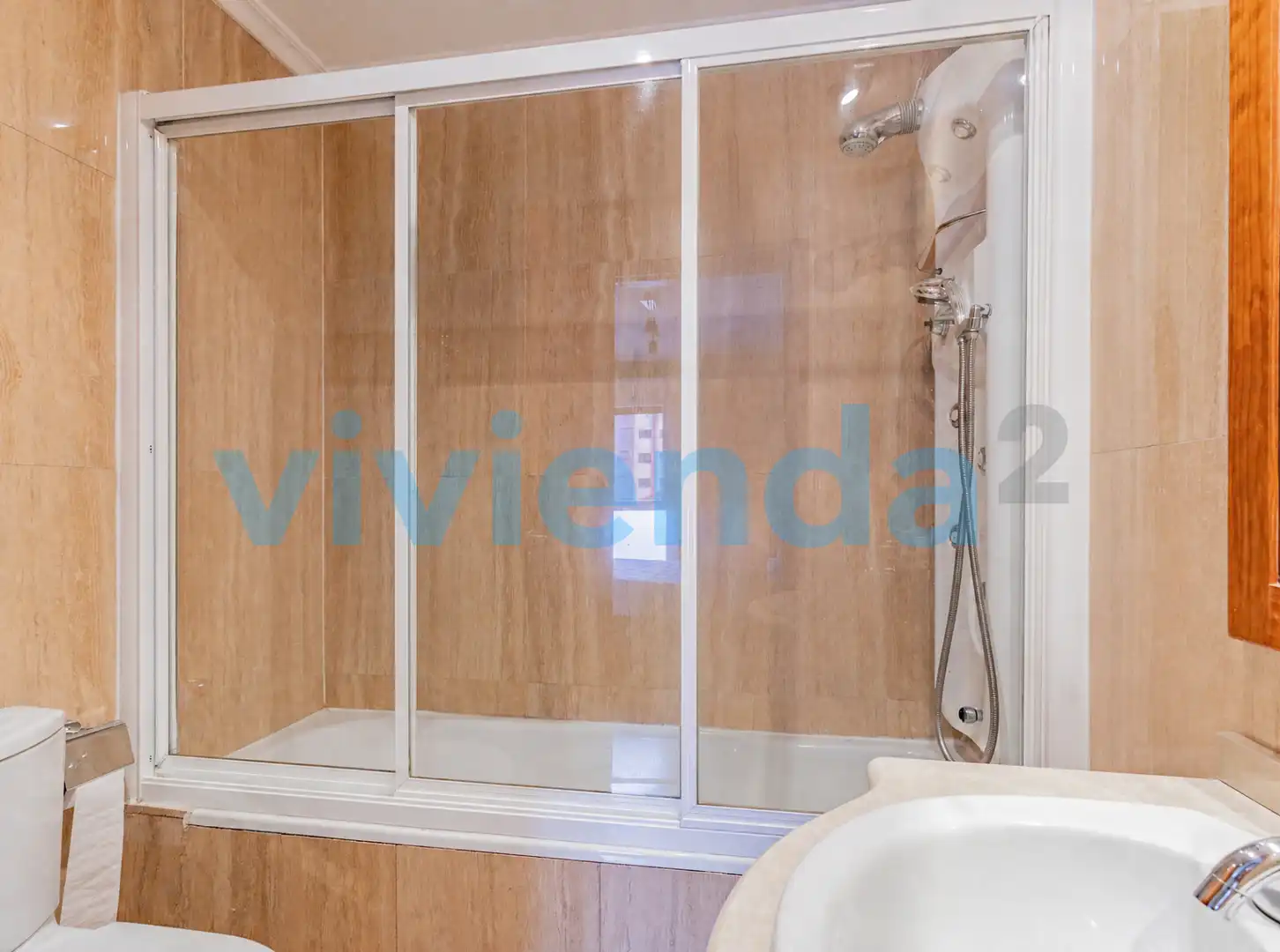 Bathroom of Flat for sale in Madrid  with Air Conditioner, Heating and Storage room