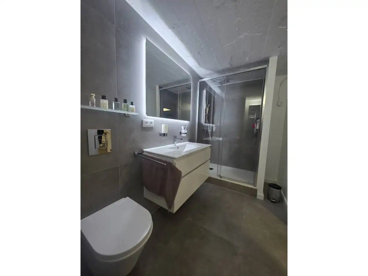 Bathroom of Commercial properties for rent in Manresa  with Air Conditioner and Alarm