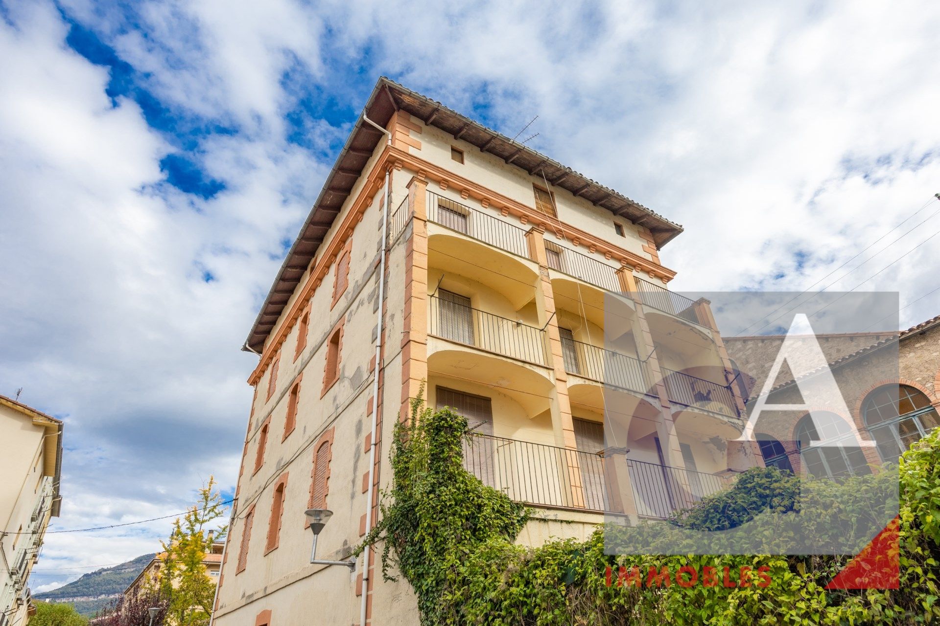 Vista exterior de Edifici en venda en Campdevànol