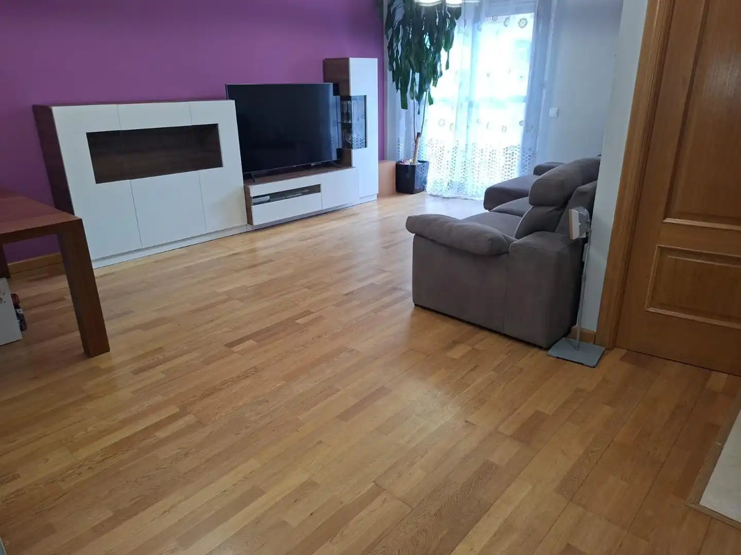 Sala d'estar de Casa adosada en venda en Ponferrada amb Terrassa, Piscina i Balcó