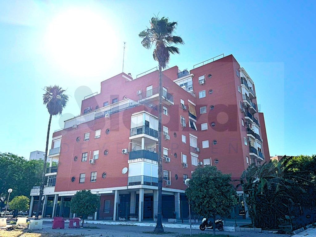 Vista exterior de Pis en venda en  Sevilla Capital amb Aire condicionat, Terrassa i Forn