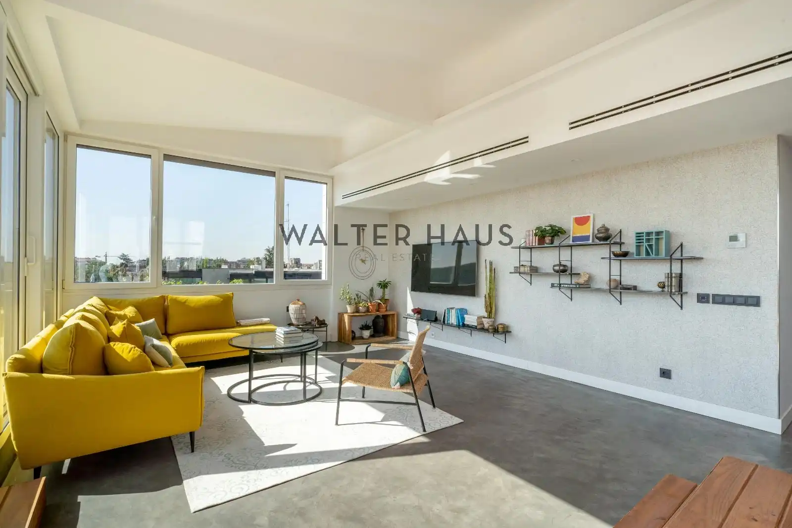 Living room of Flat for sale in Madrid  with Air Conditioner, Heating and Storage room