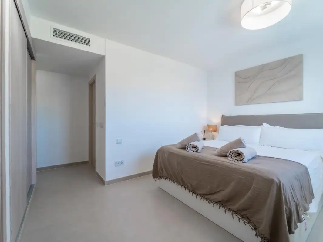 Schlafzimmer von Wohnung zum Verkauf in Manilva mit Klimaanlage, Heizung und Privatgarten