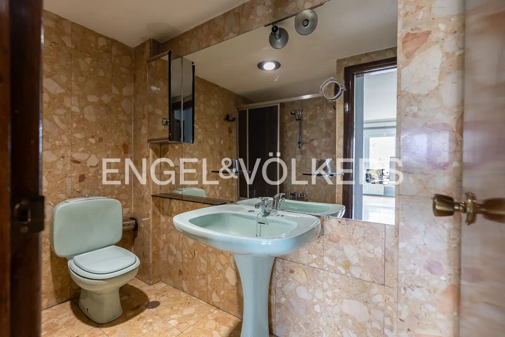 Baño de Piso en venta en Madrid con Calefacción, Parquet y Terraza