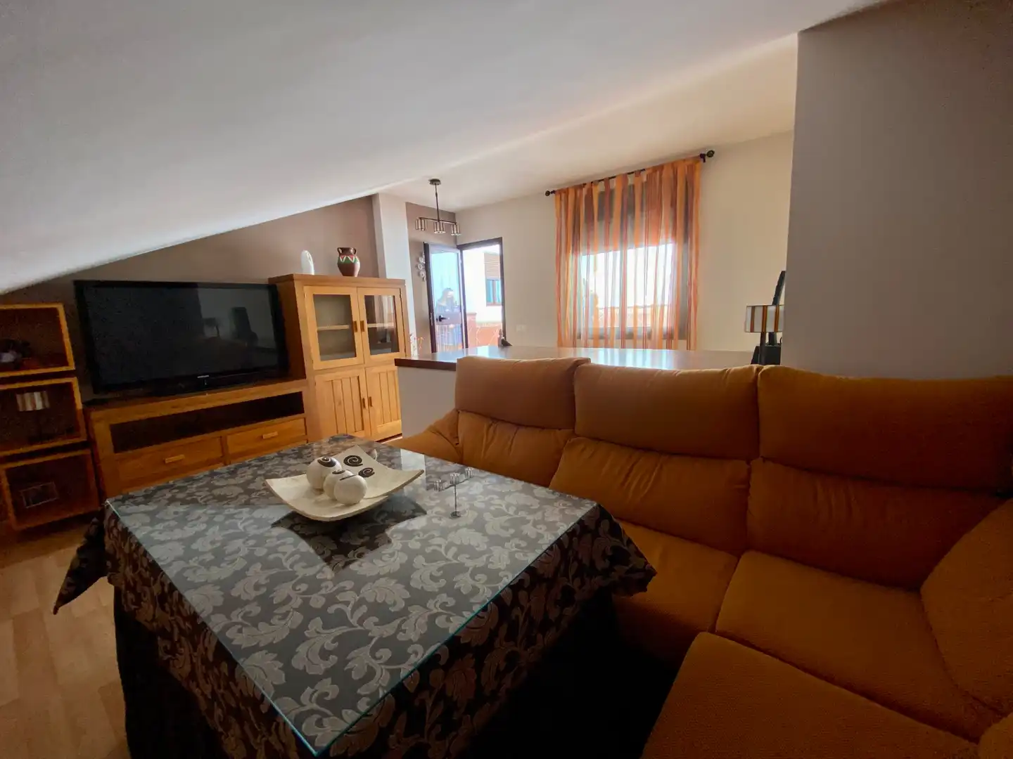 Sala d'estar de Casa adosada en venda en Ronda amb Terrassa i Moblat