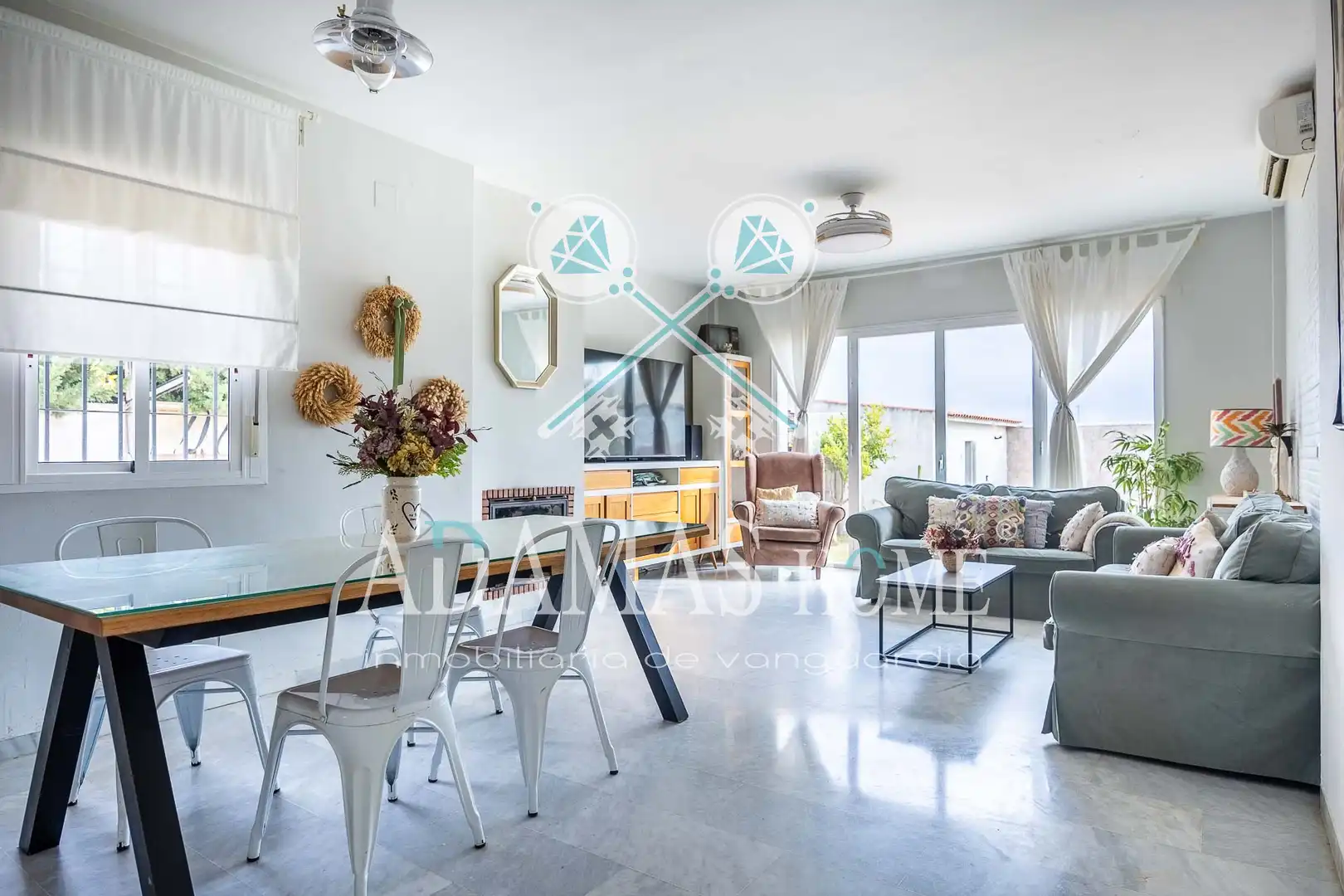 Sala de estar de Casa o chalet en venta en Valencina de la Concepción con Aire acondicionado, Calefacción y Jardín privado