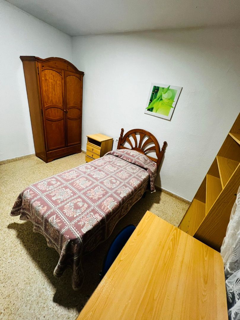 Dormitori de Pis de lloguer en  Granada Capital amb Aire condicionat, Moblat i Forn