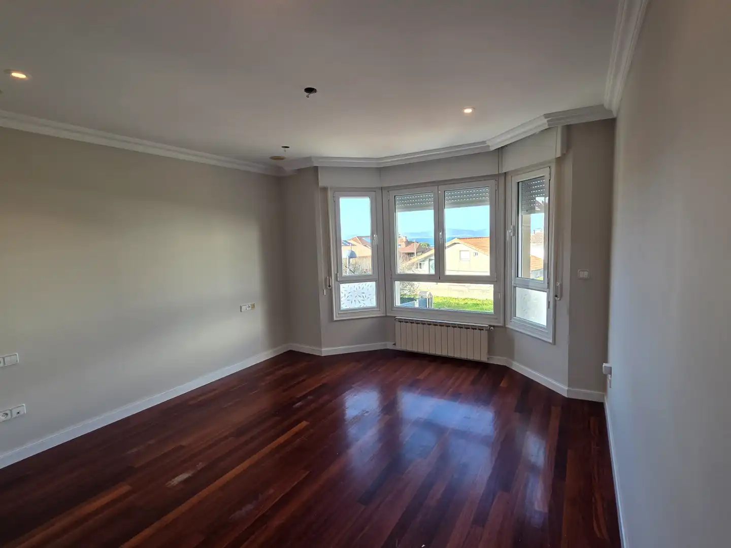 Dormitori de Casa adosada en venda en Vigo  amb Calefacció, Jardí privat i Parquet