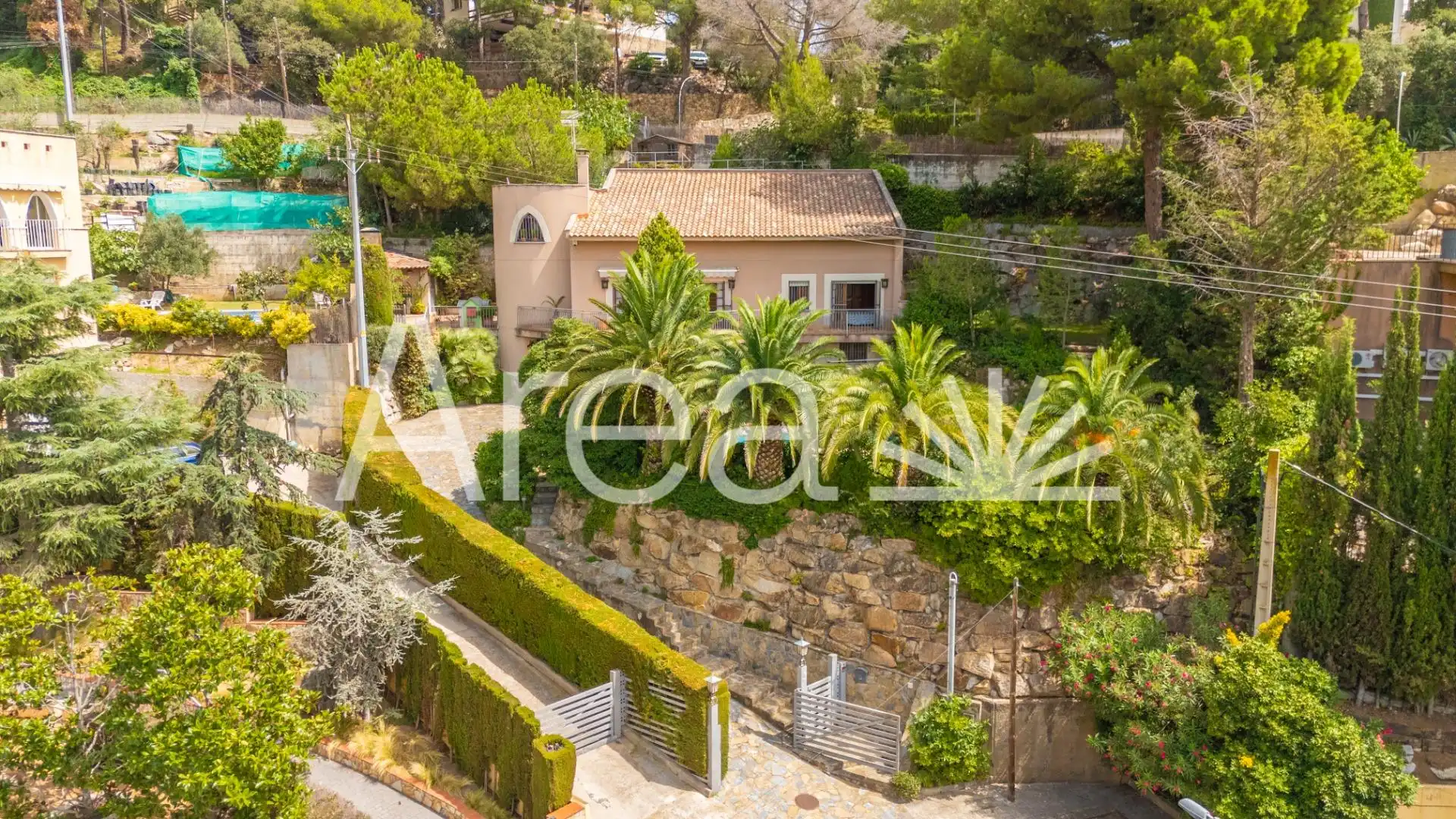 Vista exterior de Casa o xalet en venda en Mataró amb Jardí privat, Terrassa i Piscina