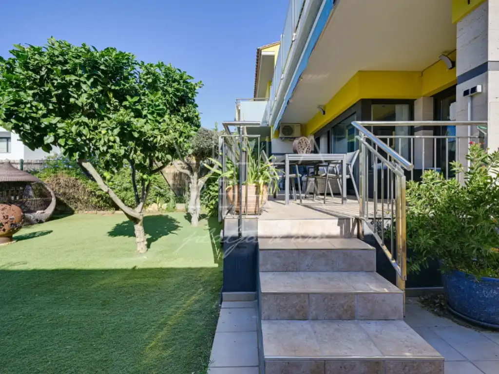 Casa con piscina en venta en Avenida Paisos Catalans 18, imagen 3