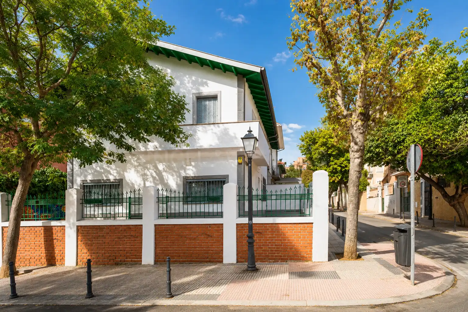 Vista exterior de Casa o chalet en venta en Madrid con Calefacción y Jardín privado