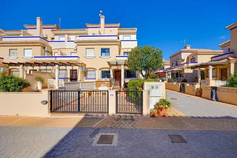 Vista exterior de Casa adosada en venda en Orihuela amb Aire condicionat, Calefacció i Traster