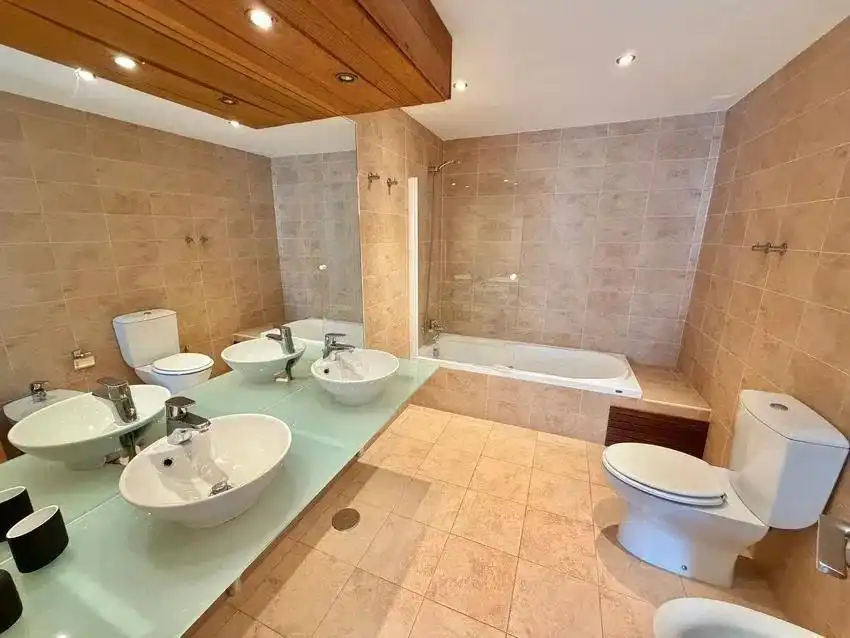 Badezimmer von Maisonette zum Verkauf in Fuengirola mit Klimaanlage, Privatgarten und Terrasse