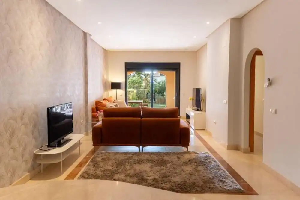 Sala d'estar de Planta baixa en venda en Marbella amb Aire condicionat, Terrassa i Piscina