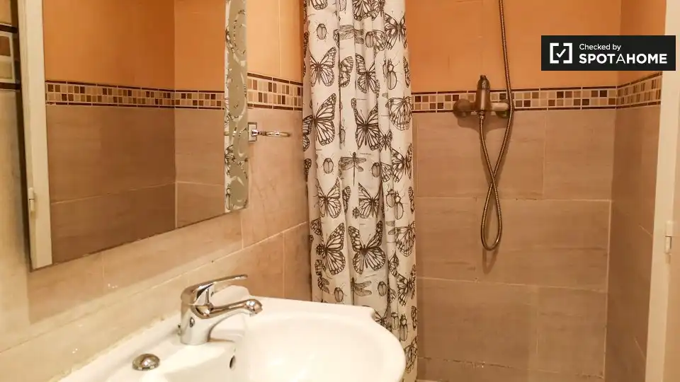 Bathroom of Flat for rent in L'Hospitalet de Llobregat  with Air Conditioner, Heating and Furnished