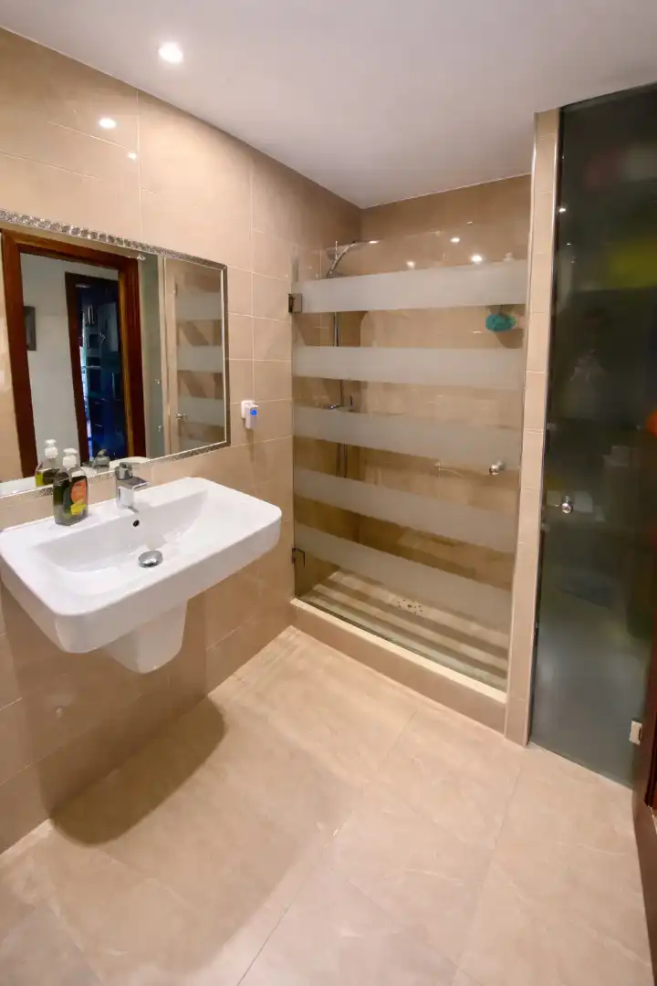 Baño de Piso en venta en Marbella con Aire acondicionado, Amueblado y Horno